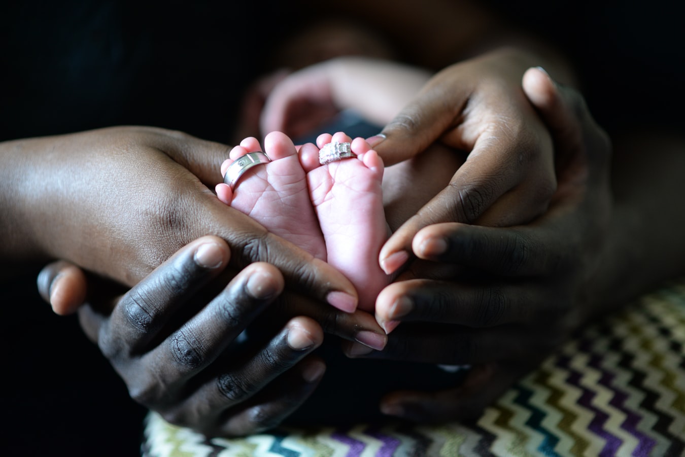Une mère africaine tenant son bébé dans les bras (photo d'illustration).
