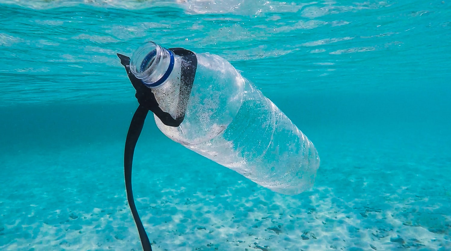 Une bouteille plastique dans la mer.