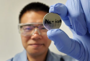 Junhua Song, diplômé du doctorat du WSU, et ses collègues ont créé une batterie au sodium-ion qui contient autant d'énergie et fonctionne ainsi que certaines chimies commerciales de batterie au lithium-ion.
