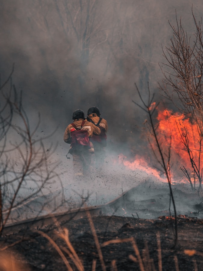 Des pompiers russes luttant contre un feu de forêt.