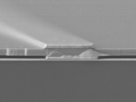 L'image au microscope électronique montre l'air (gris le plus foncé) pris en sandwich entre le support en ou en bas et le semi-conducteur en haut, soutenu sur des faisceaux d'or. Crédit image: Dejiu Fan, Groupe Composants et Matériaux Optoélectroniques UM