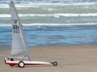 Un char à voile sur une plage.