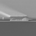 L'image au microscope électronique montre l'air (gris le plus foncé) pris en sandwich entre le support en ou en bas et le semi-conducteur en haut, soutenu sur des faisceaux d'or. Crédit image: Dejiu Fan, Groupe Composants et Matériaux Optoélectroniques UM